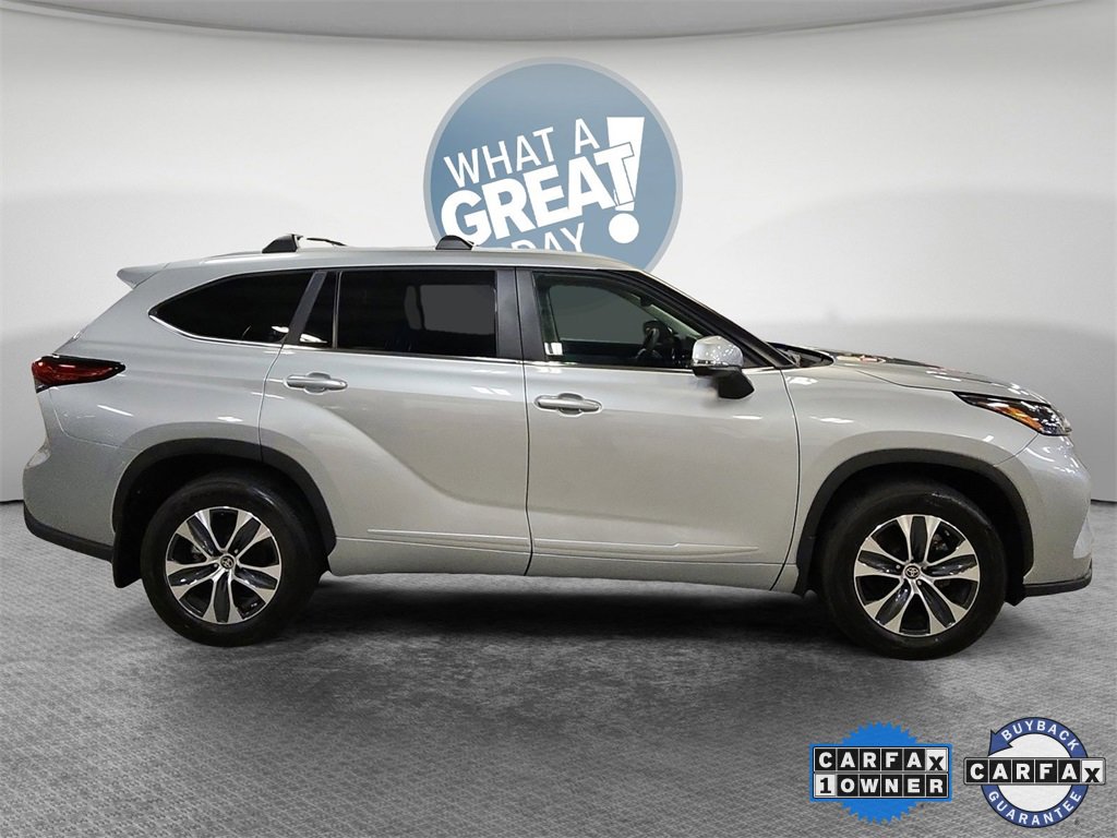 Used 2023 Toyota Highlander XLE image 2