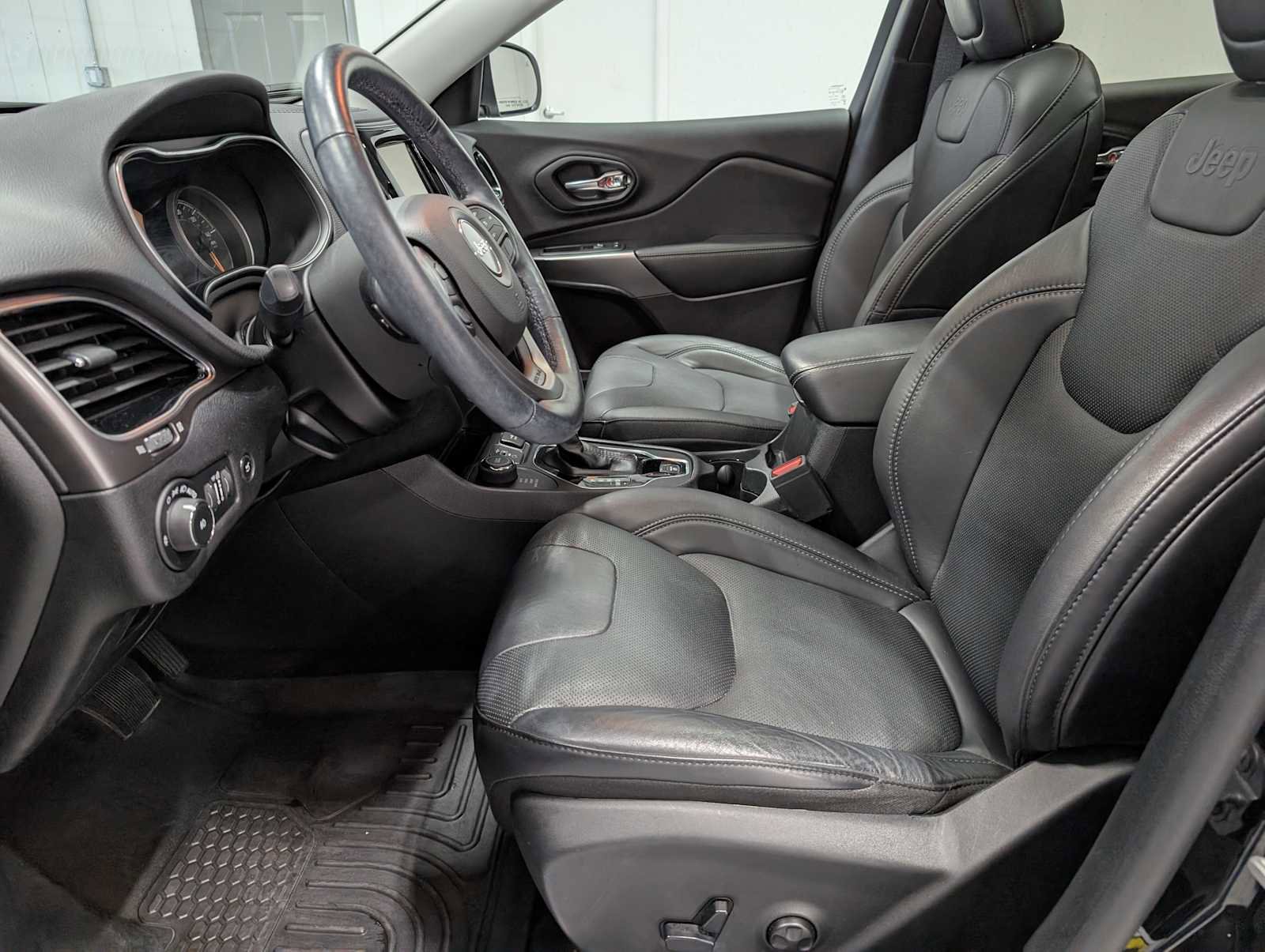 Used 2020 Jeep Cherokee Limited image 4