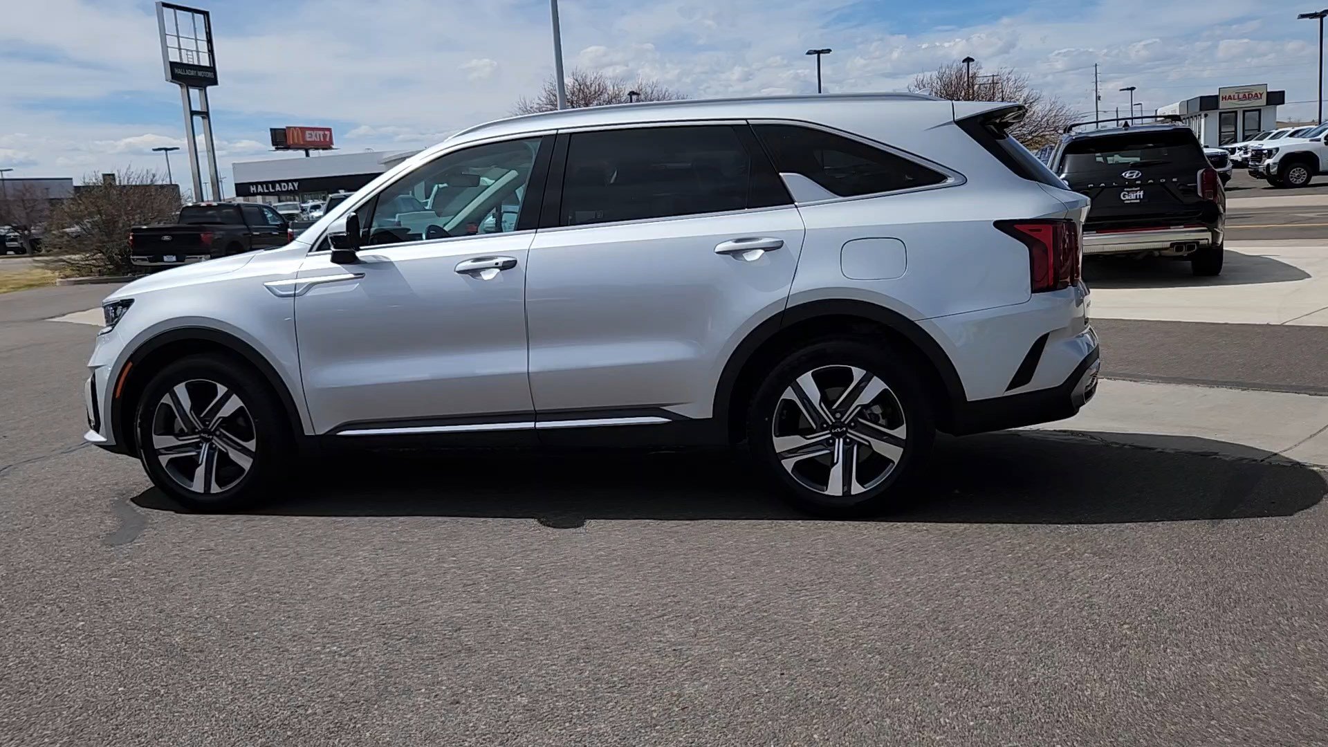 Used 2023 Kia Sorento EX image 2