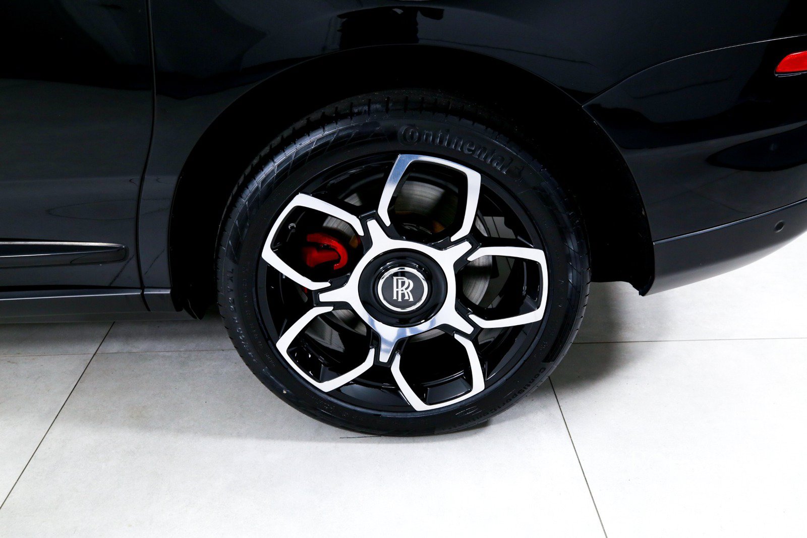 Used 2021 Rolls-Royce Cullinan Black Badge AWD/4WD image 43