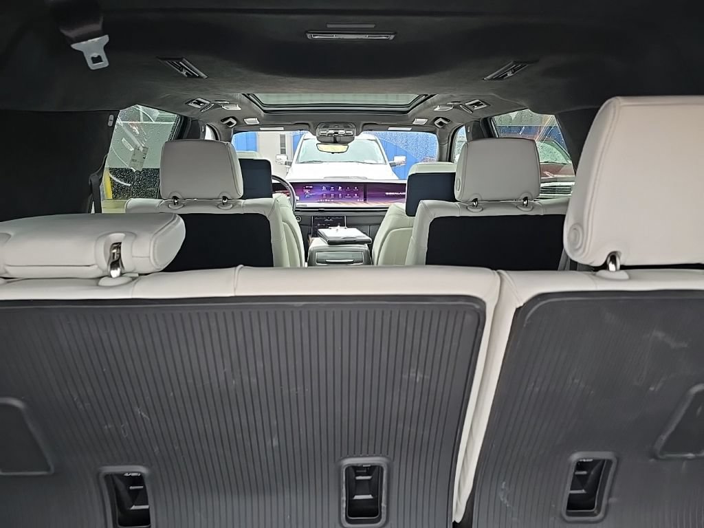 Used 2026 Cadillac Escalade ESV Platinum Sport w/ LPO, Floor Liner Package AWD/4WD image 9