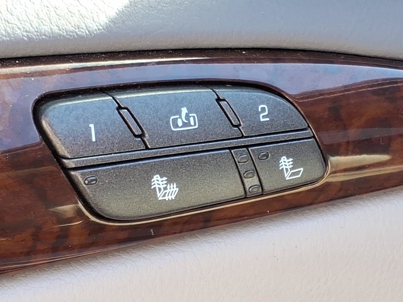 Used 2011 Buick Lucerne CXL w/ Driver Confidence Package FWD image 8