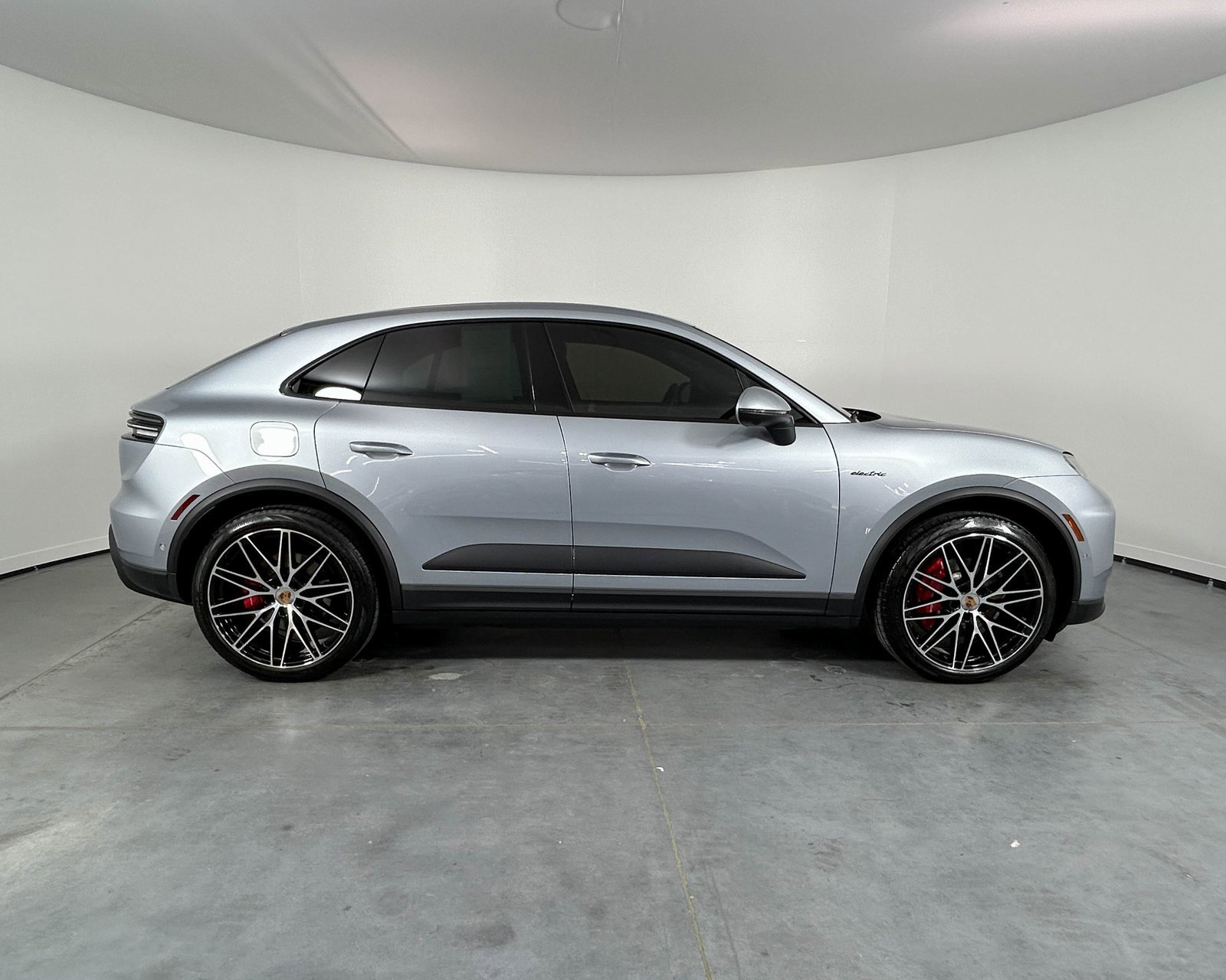 Used 2025 Porsche Macan 4S Electric image 8