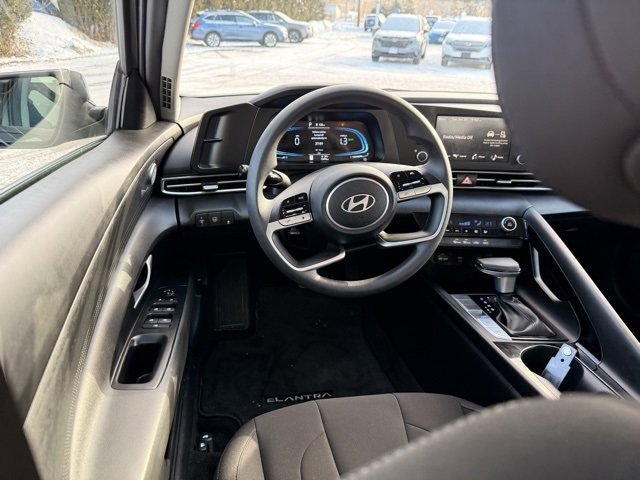 Used 2025 Hyundai Elantra Blue image 18
