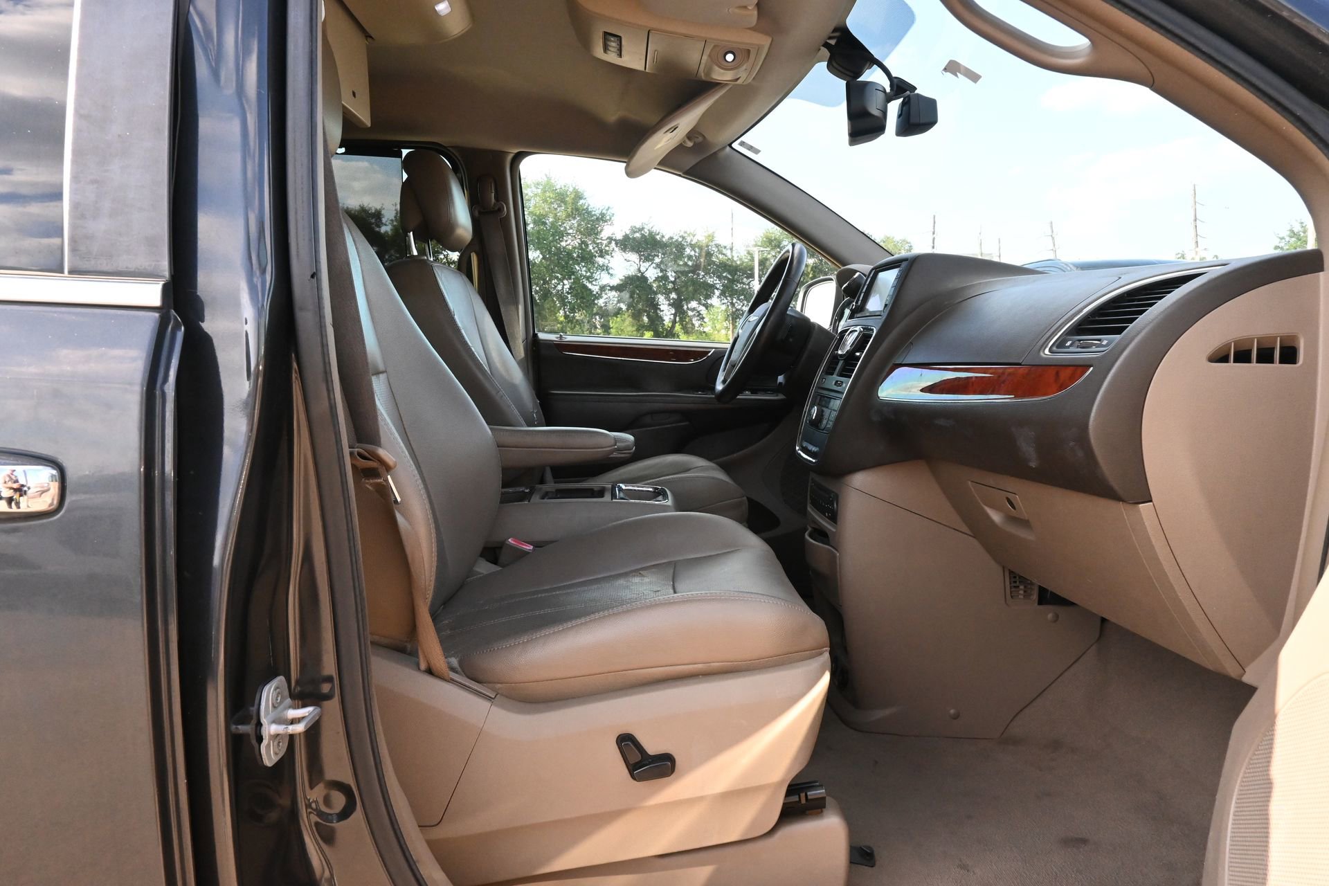 Used 2012 Chrysler Town & Country Touring-L w/ Entertainment Group #2 FWD image 25
