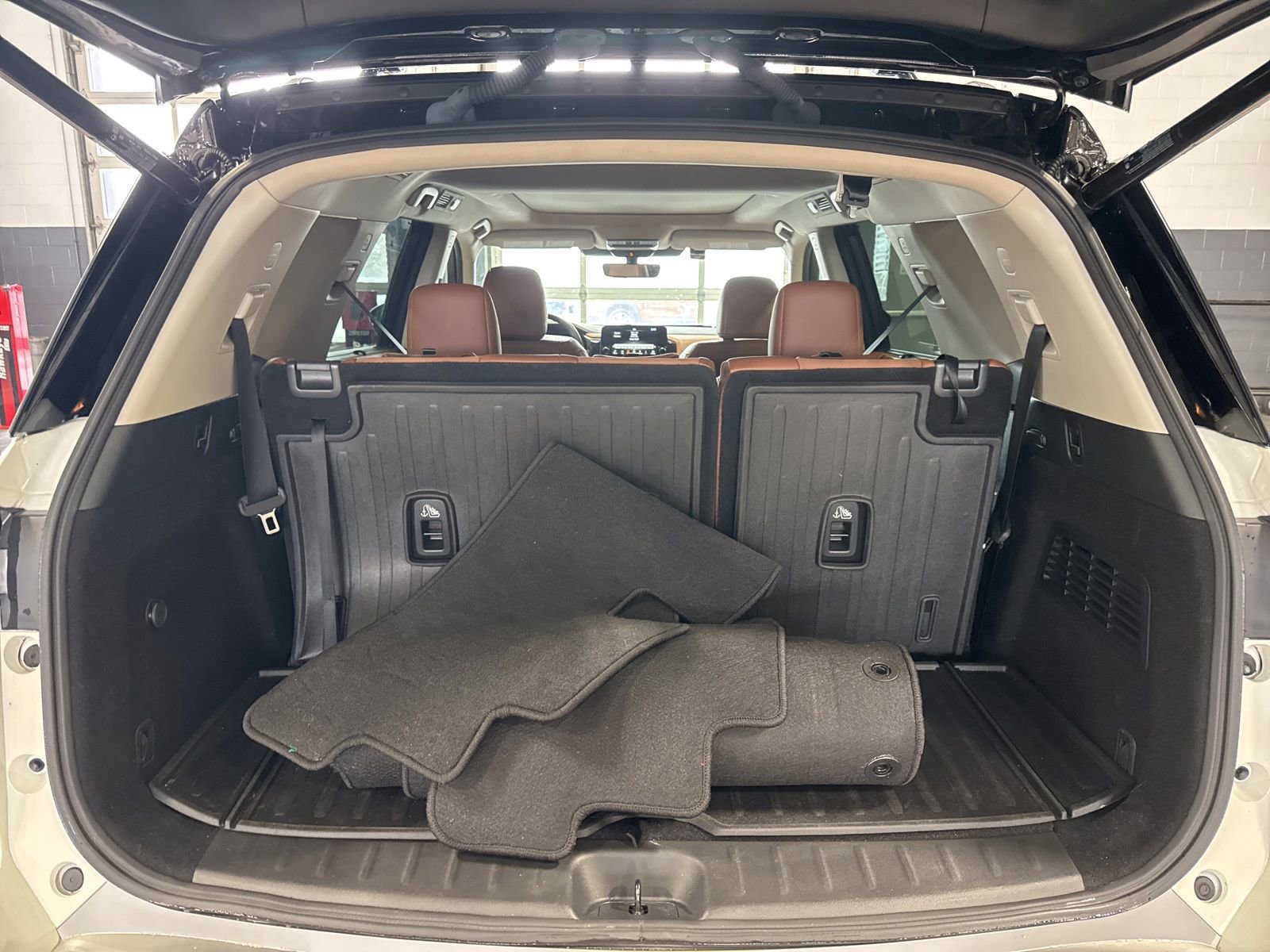 Certified 2024 Nissan Pathfinder Platinum w/ Lighting Package (N93) image 12