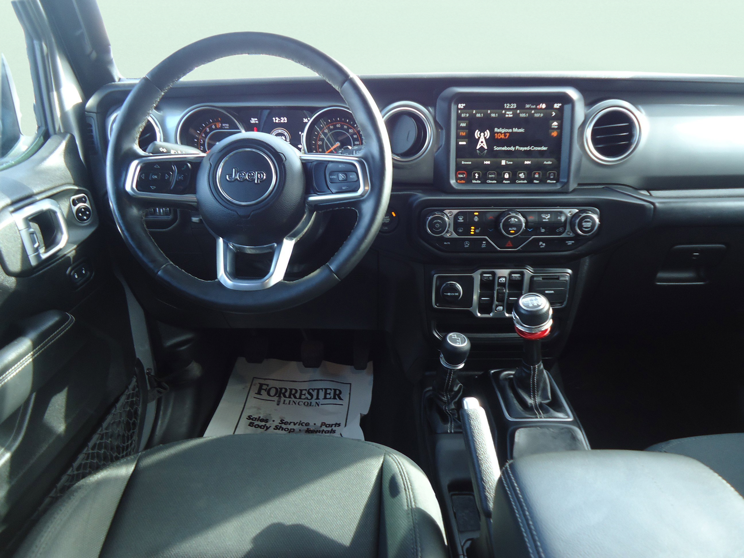 Used 2019 Jeep Wrangler Unlimited Sahara w/ Dual Top Group AWD/4WD image 11