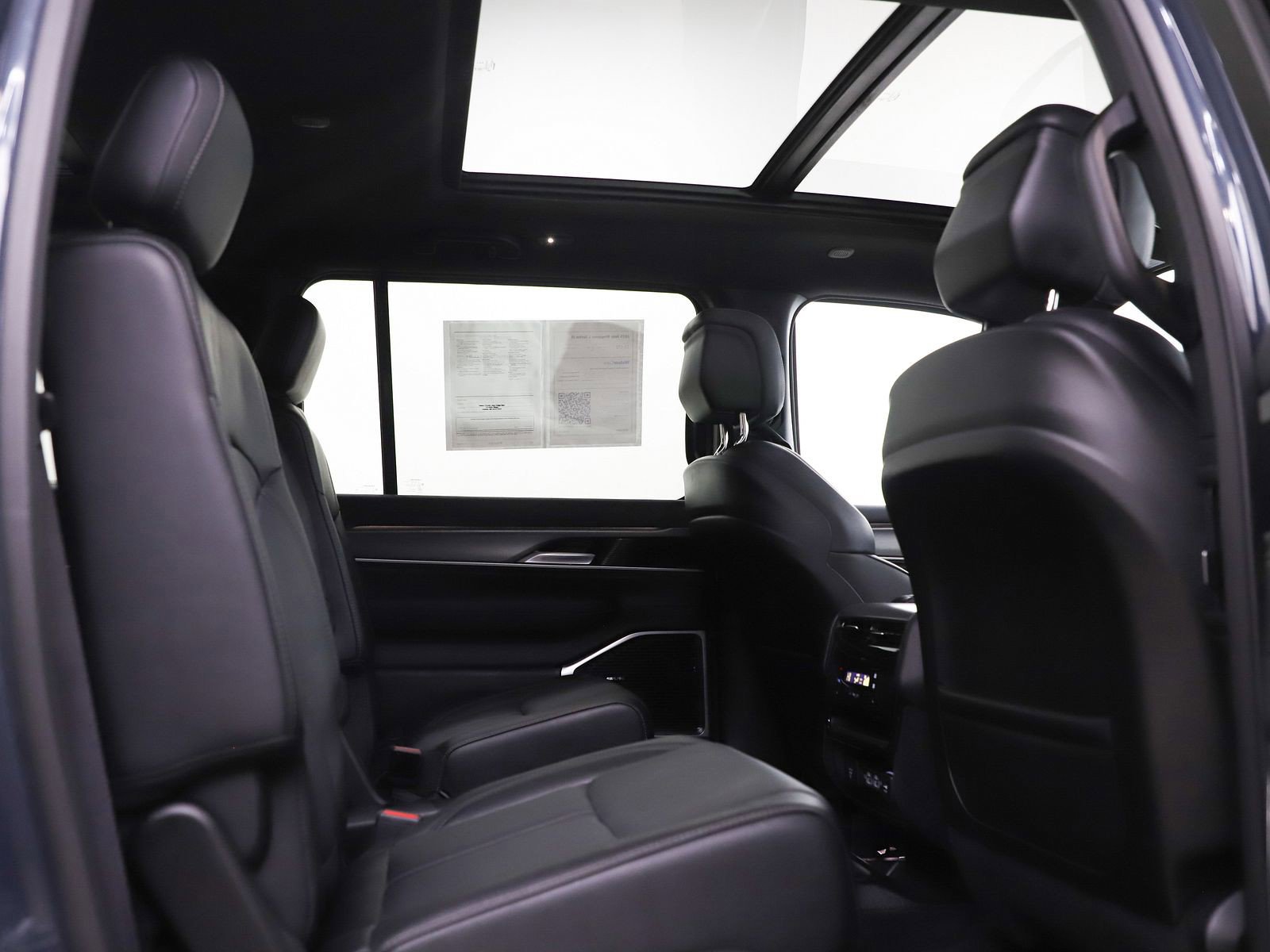 Used 2025 Jeep Wagoneer L Series II w/ Premium Group I AWD/4WD image 12