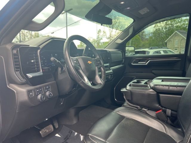 Used 2022 Chevrolet Silverado 1500 LT w/ Z71 Off-Road Package AWD/4WD image 2