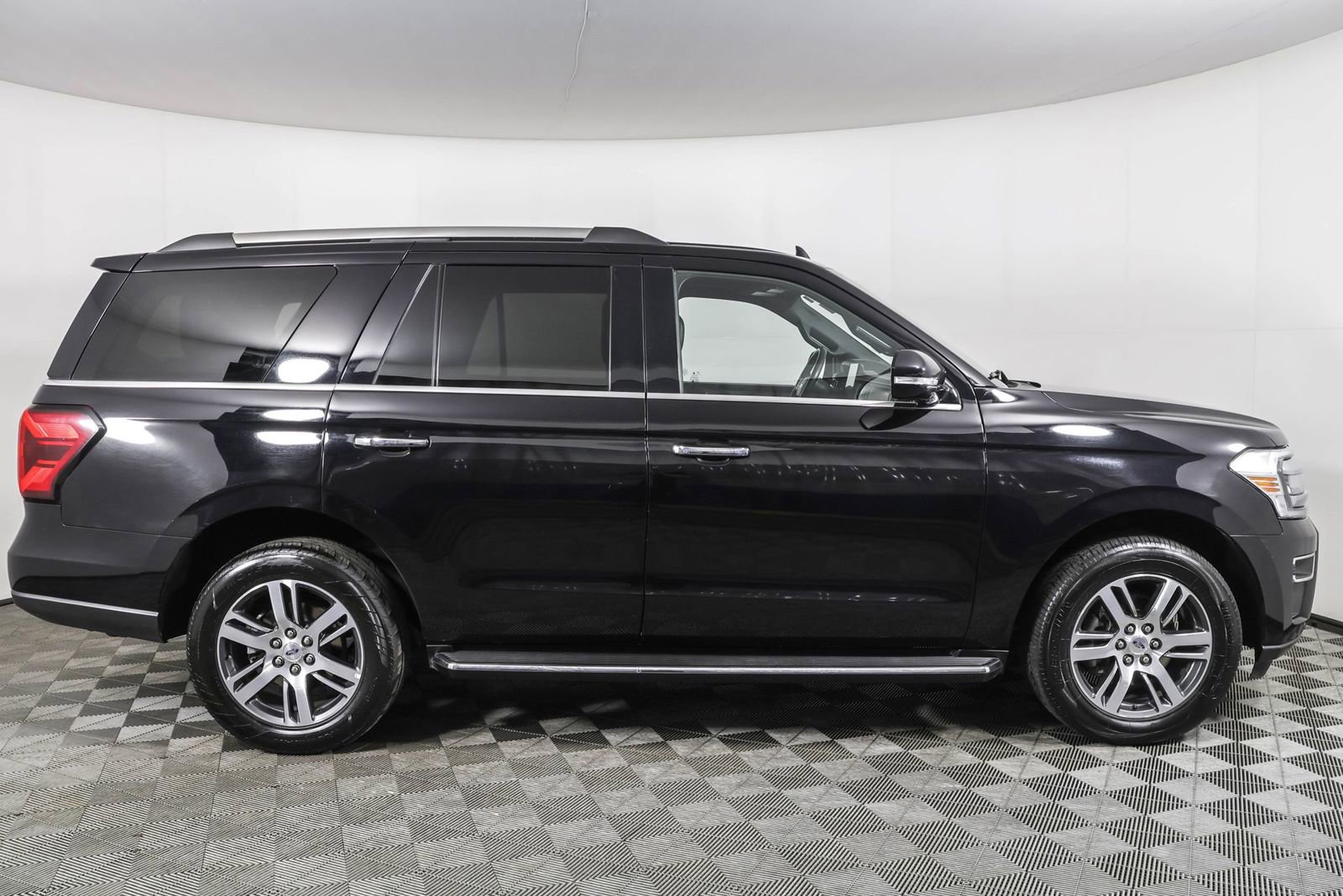 Used 2023 Ford Expedition Limited image 13