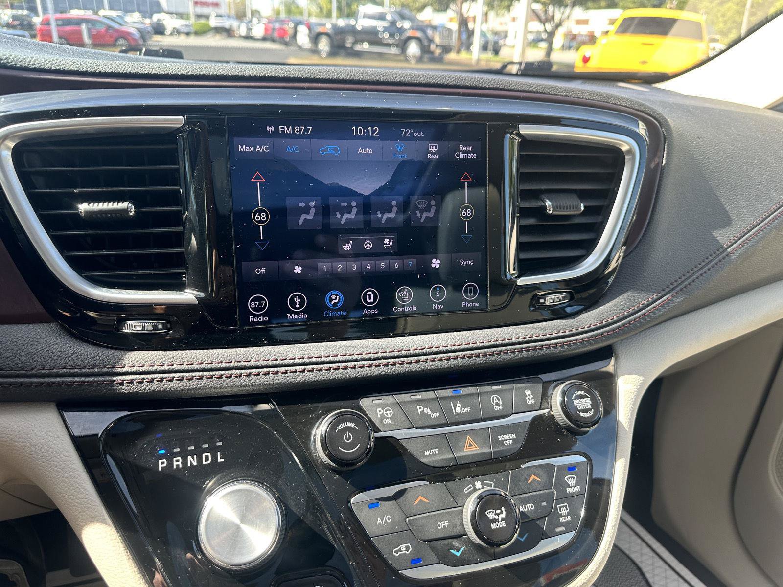 Used 2018 Chrysler Pacifica Limited w/ Tire & Wheel Group FWD image 35