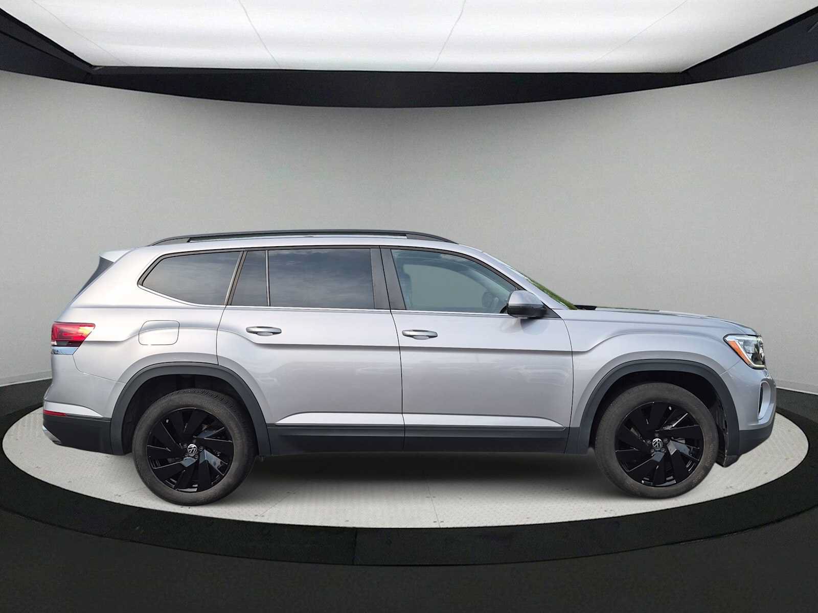 Used 2024 Volkswagen Atlas SE w/ Black Wheel Package AWD/4WD image 9