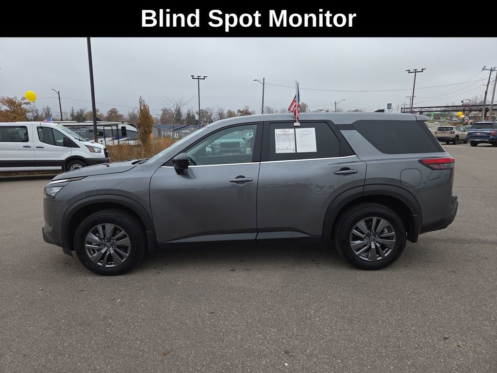 Used 2024 Nissan Pathfinder S image 2