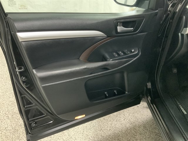 Used 2017 Toyota Highlander XLE AWD/4WD image 18