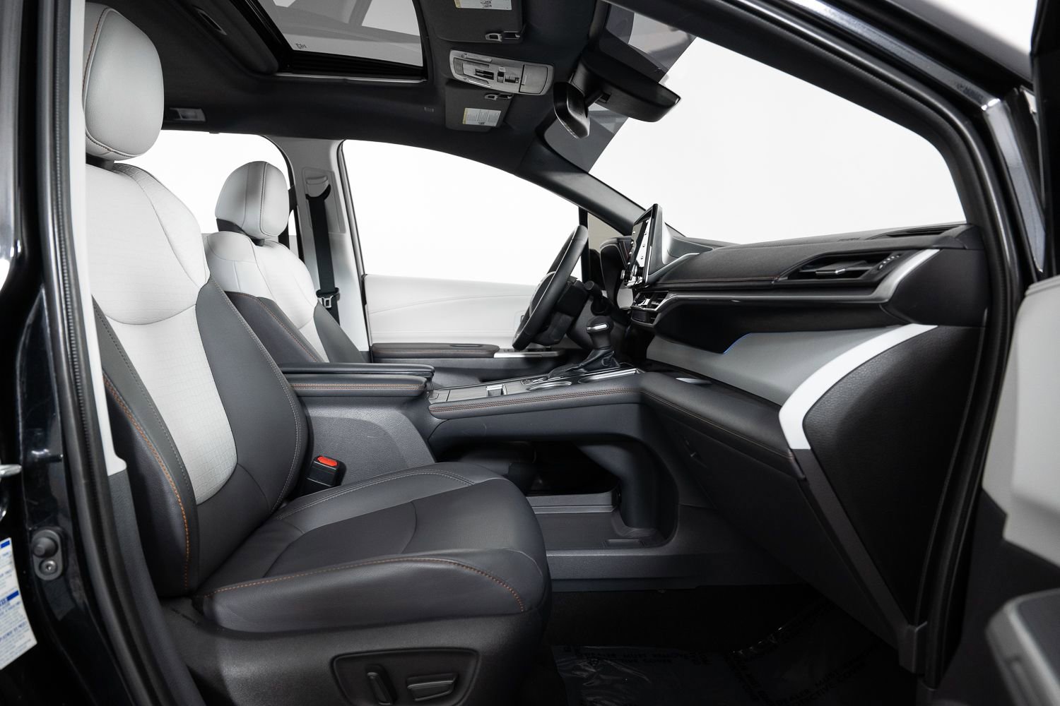 Used 2022 Toyota Sienna XSE w/ XSE Plus Package image 28