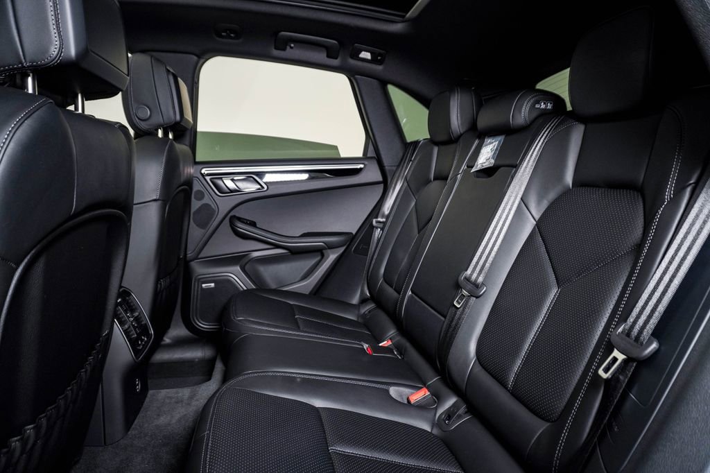 Certified 2025 Porsche Macan image 17