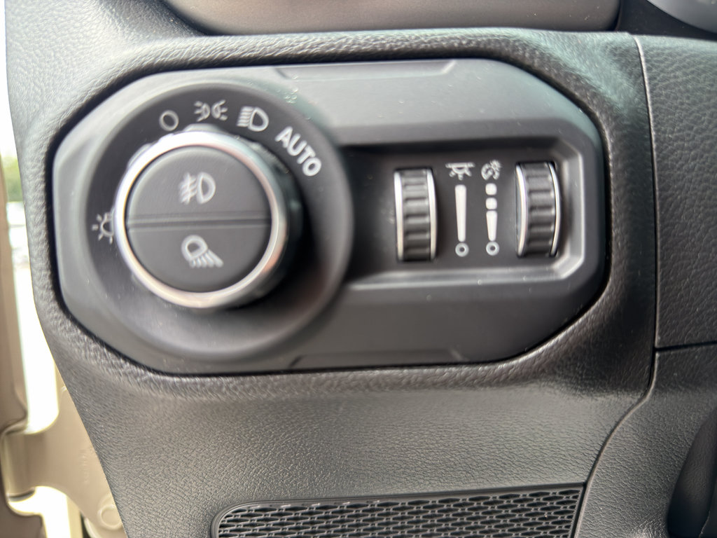 Used 2022 Jeep Gladiator Rubicon w/ LED Lighting Group AWD/4WD image 15