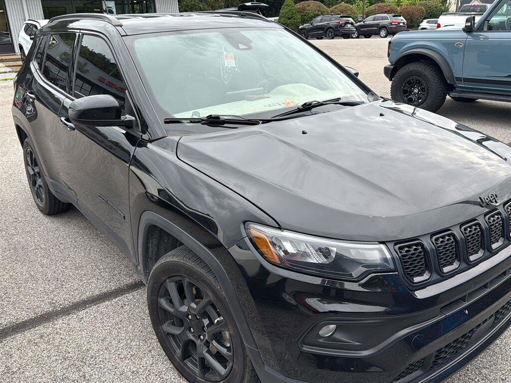 Used 2024 Jeep Compass Latitude w/ Altitude Special Edition AWD/4WD image 2
