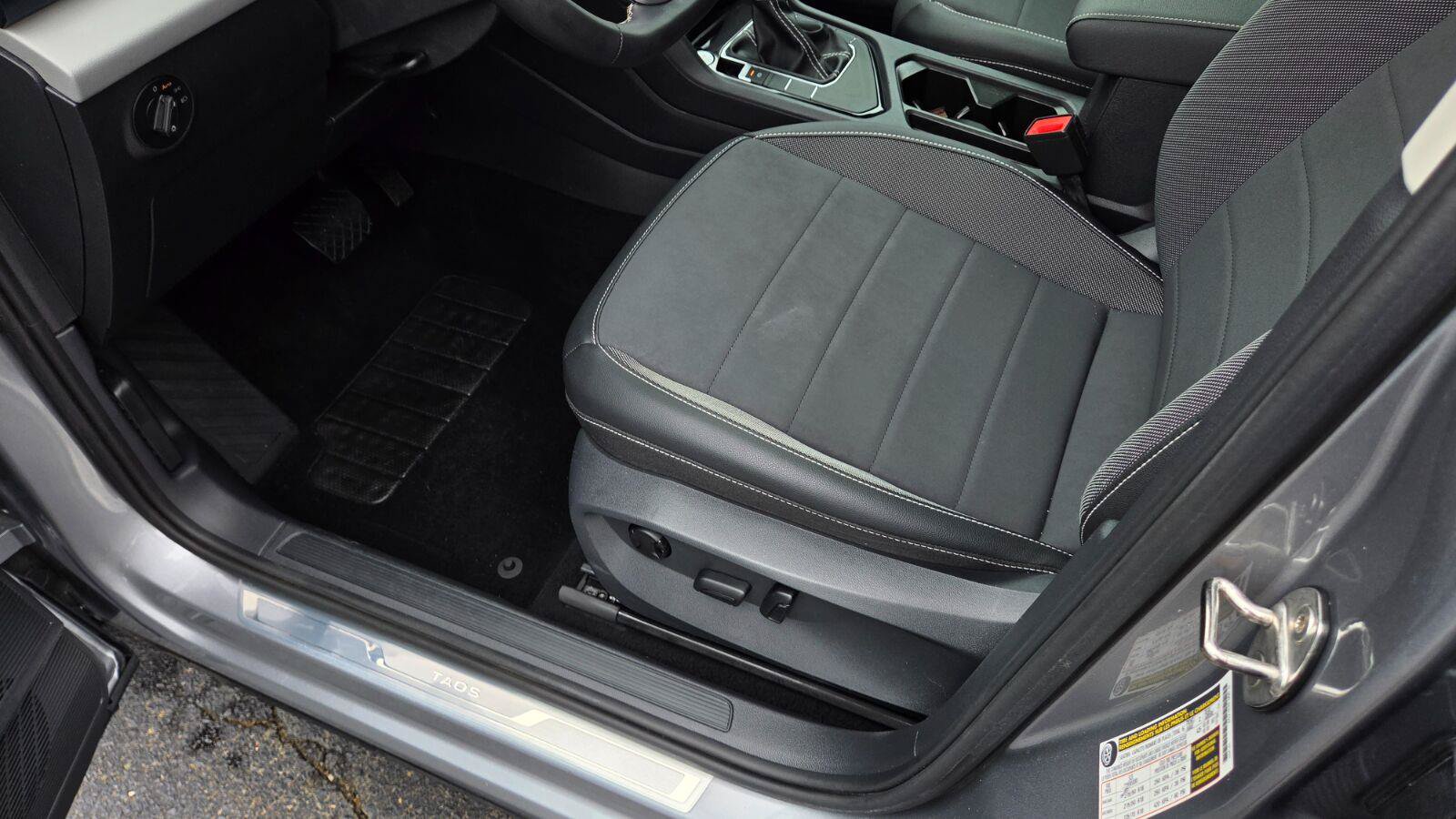 Used 2023 Volkswagen Taos SE w/ Panoramic Sunroof Package FWD image 22