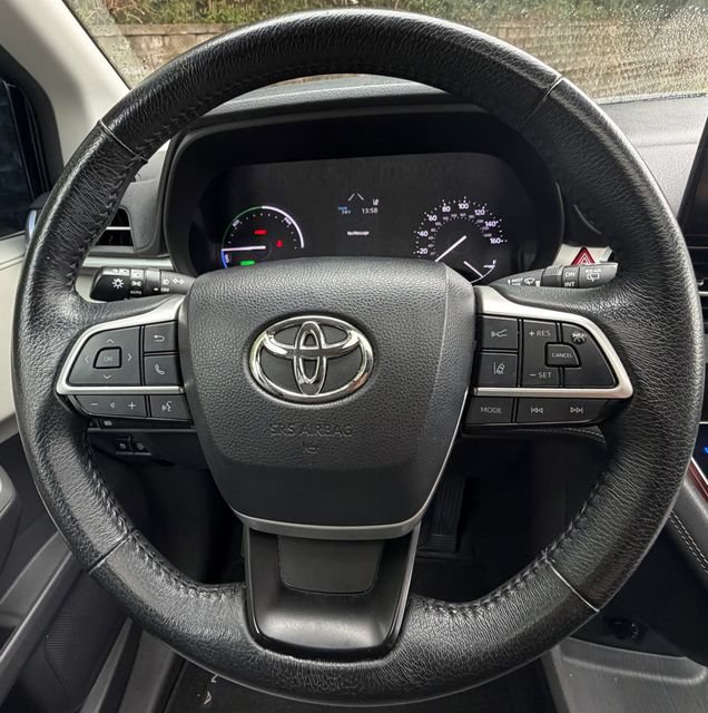 Used 2022 Toyota Sienna XLE FWD image 17