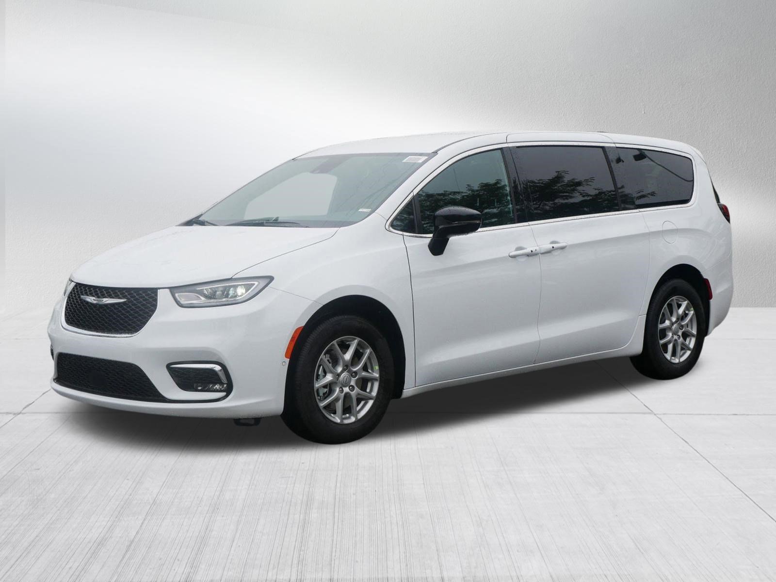 New 2026 Chrysler Pacifica Select image 3