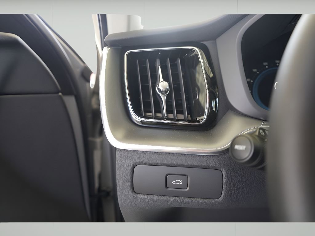 New 2025 Volvo XC60 B5 Core w/ Climate Package image 9