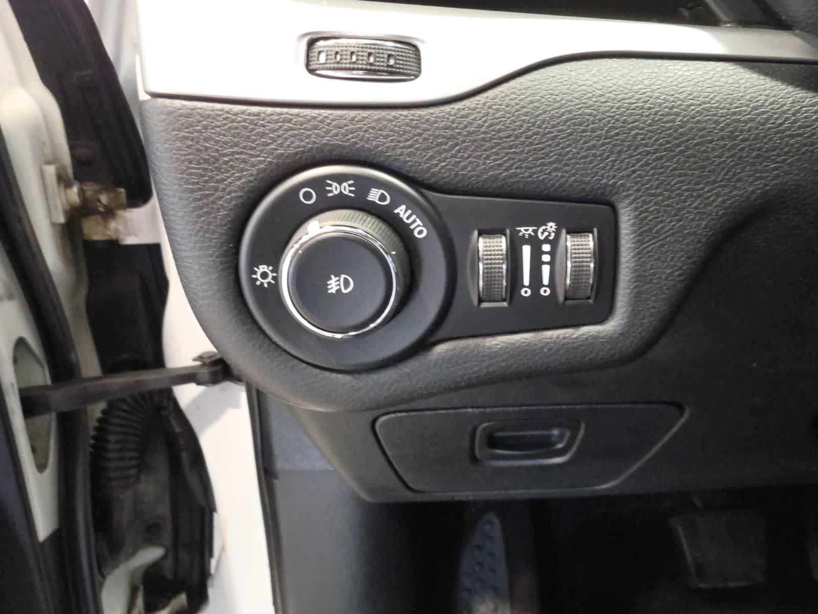 Used 2016 Jeep Cherokee Trailhawk w/ Cold Weather Group AWD/4WD image 19