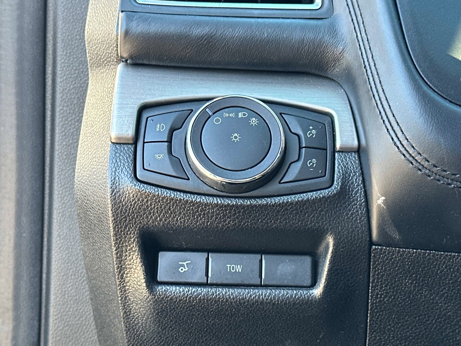 Used 2018 Ford Explorer Platinum image 30