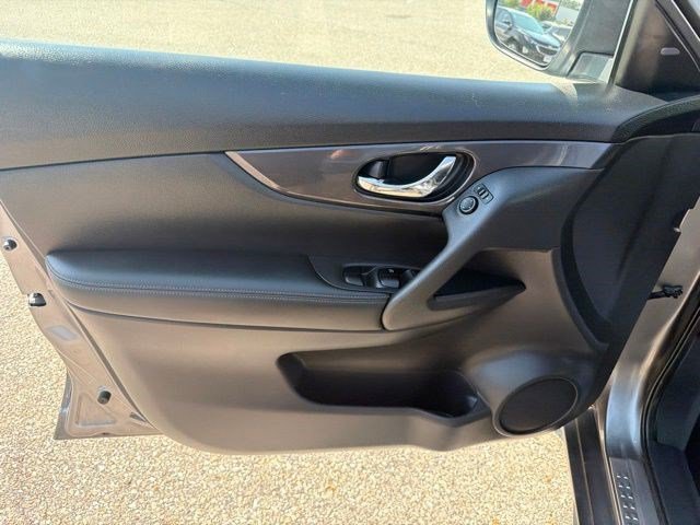Used 2017 Nissan Rogue SV w/ SV Premium Package AWD/4WD image 11