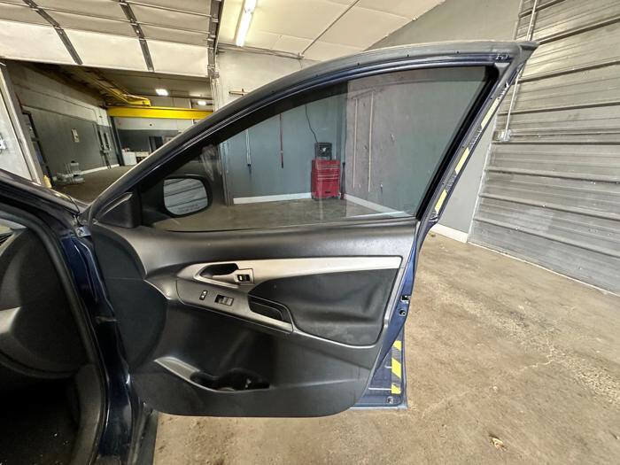 Used 2010 Pontiac Vibe w/ Preferred Package FWD image 32