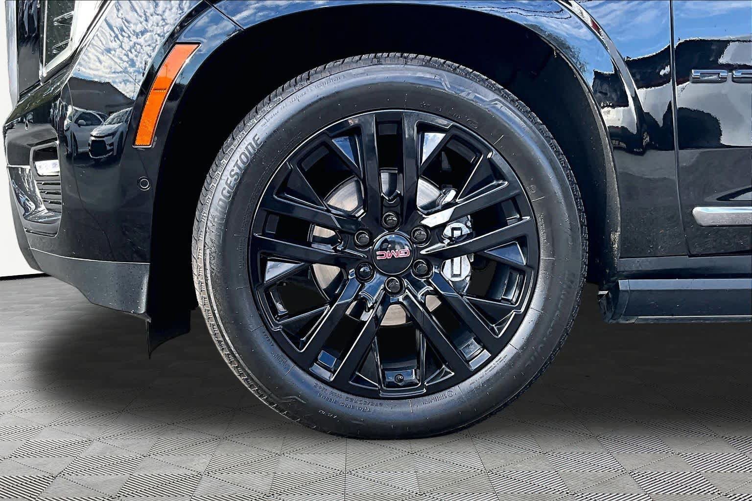 Used 2025 GMC Yukon Denali Ultimate AWD/4WD image 10
