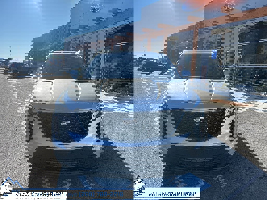 Used 2022 Cadillac XT4 Luxury w/ Cold Weather Package image 2