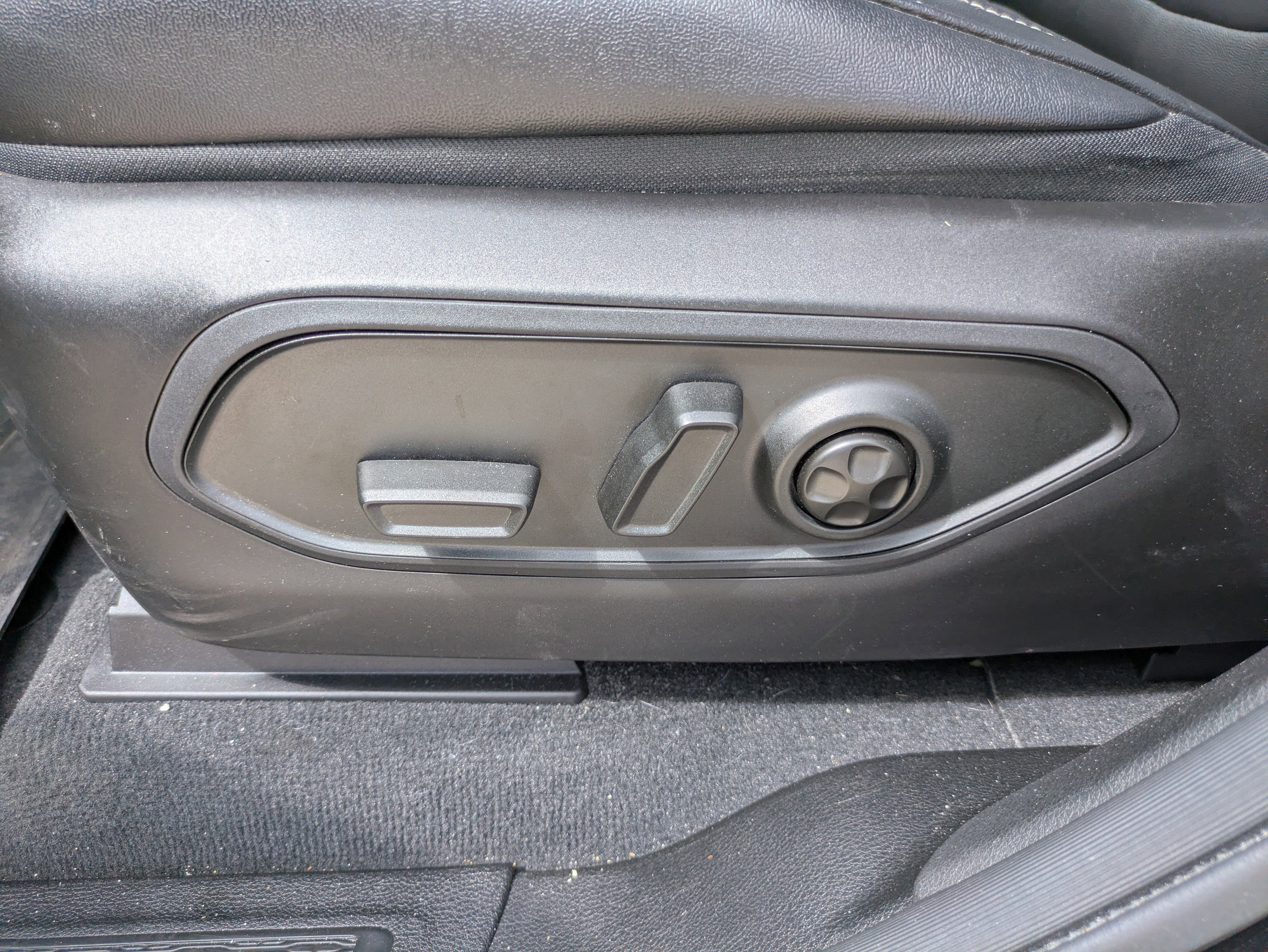 Used 2023 Jeep Grand Cherokee Limited image 8