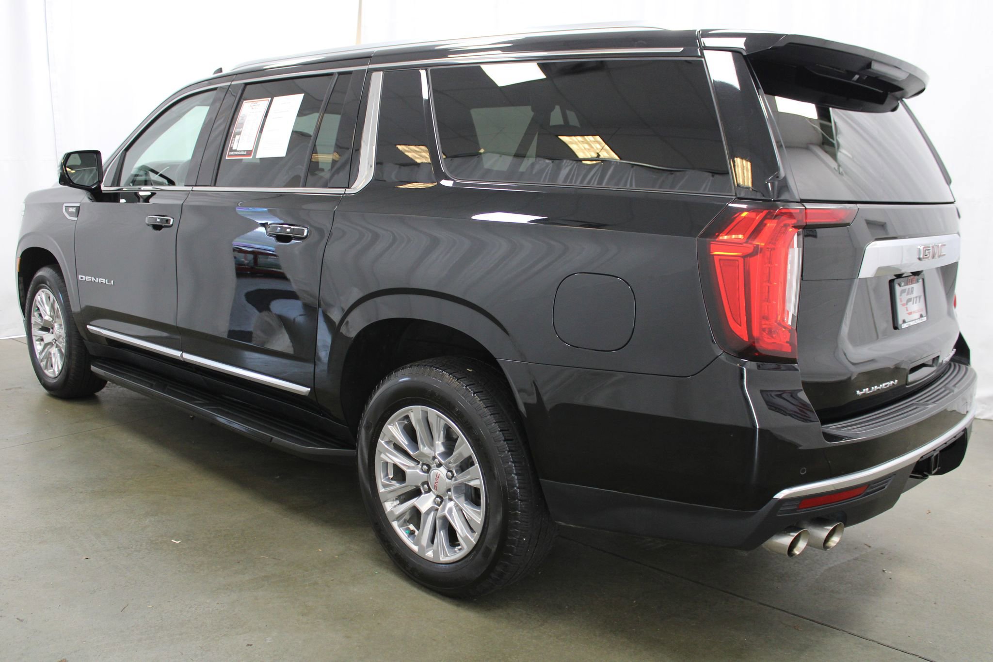 Used 2022 GMC Yukon XL Denali AWD/4WD image 8