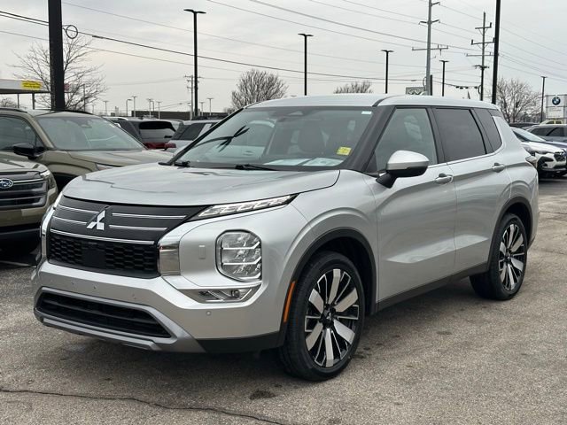 Used 2025 Mitsubishi Outlander SE image 13