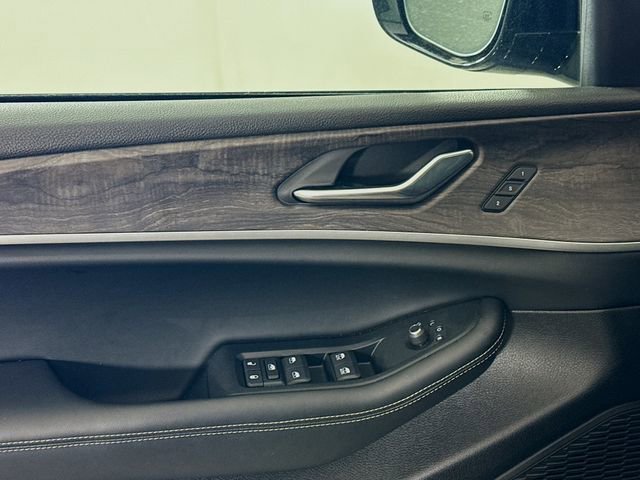 Used 2025 Jeep Grand Cherokee Limited w/ Luxury Tech Group II image 18