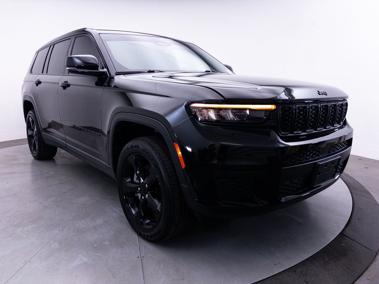 Used 2024 Jeep Grand Cherokee L Altitude RWD image 12