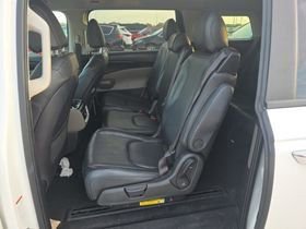 Used 2025 Kia Carnival FWD image 4