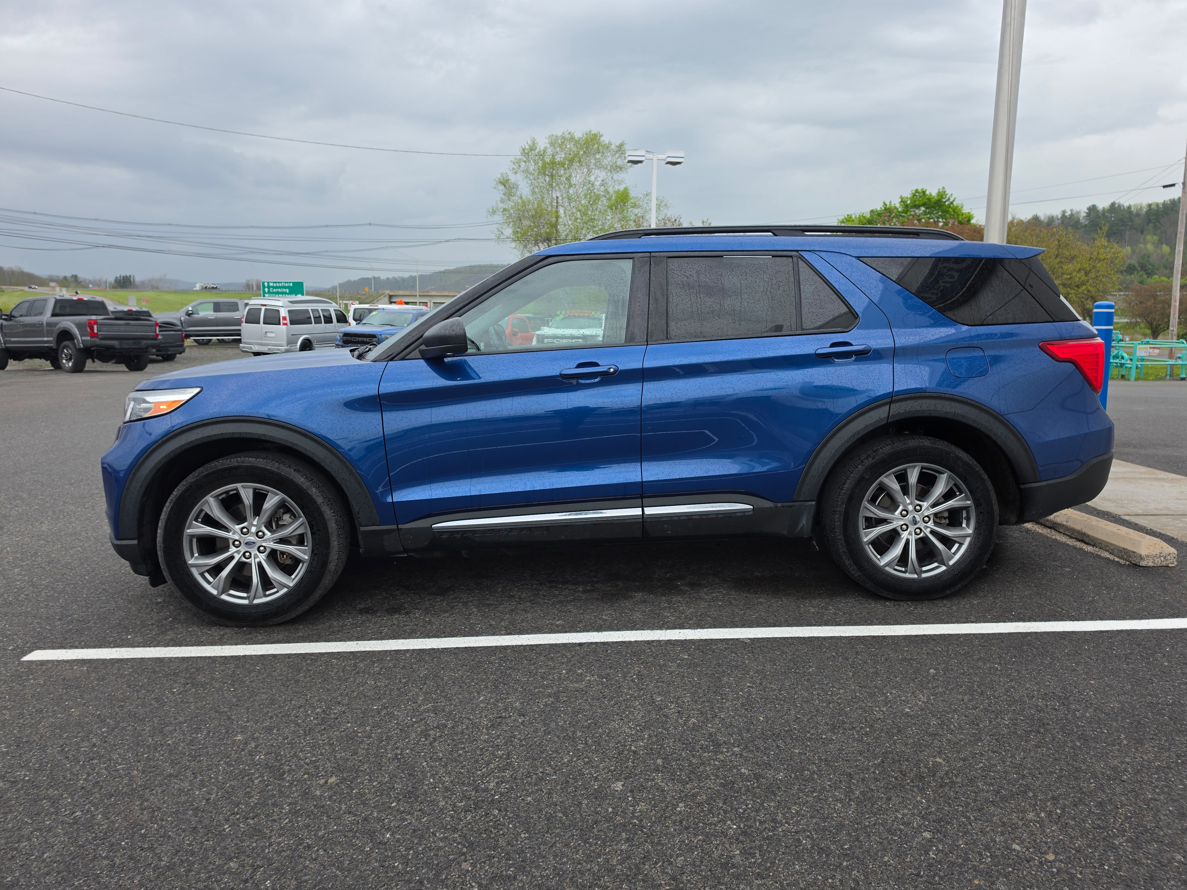 Used 2022 Ford Explorer XLT w/ Equipment Group 202A AWD/4WD image 7
