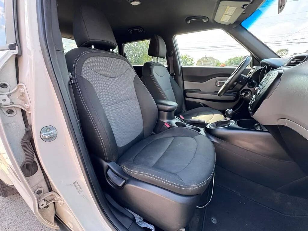 Used 2017 Kia Soul + FWD image 13