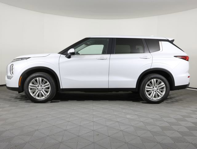 Used 2024 Mitsubishi Outlander ES image 2