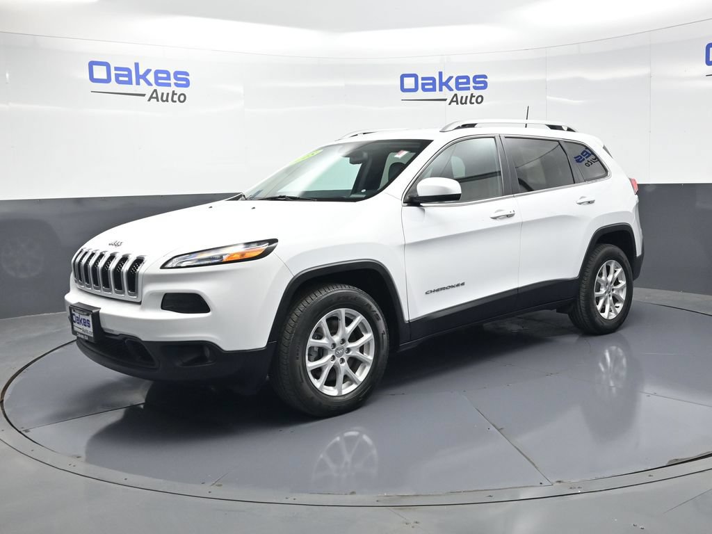 Used 2018 Jeep Cherokee Latitude Plus w/ Cold Weather Group AWD/4WD image 3