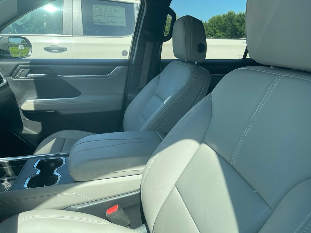 Used 2026 GMC Acadia Elevation w/ Elevation Premium Package FWD image 4