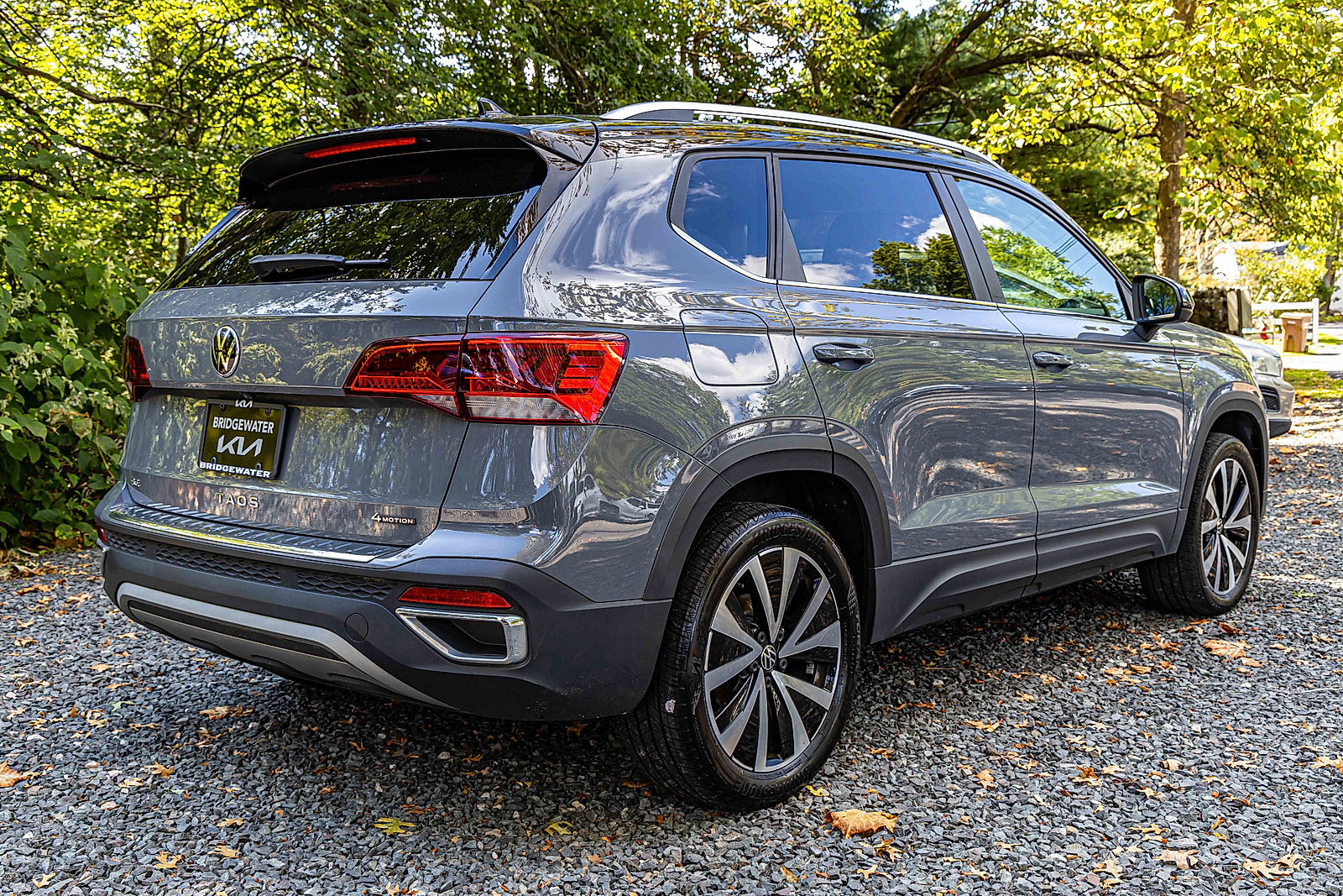 Used 2023 Volkswagen Taos SE w/ Panoramic Sunroof Package image 6