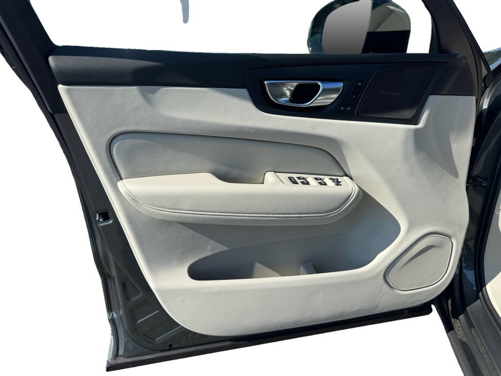 New 2027 Volvo XC60 B5 Ultra AWD/4WD image 9