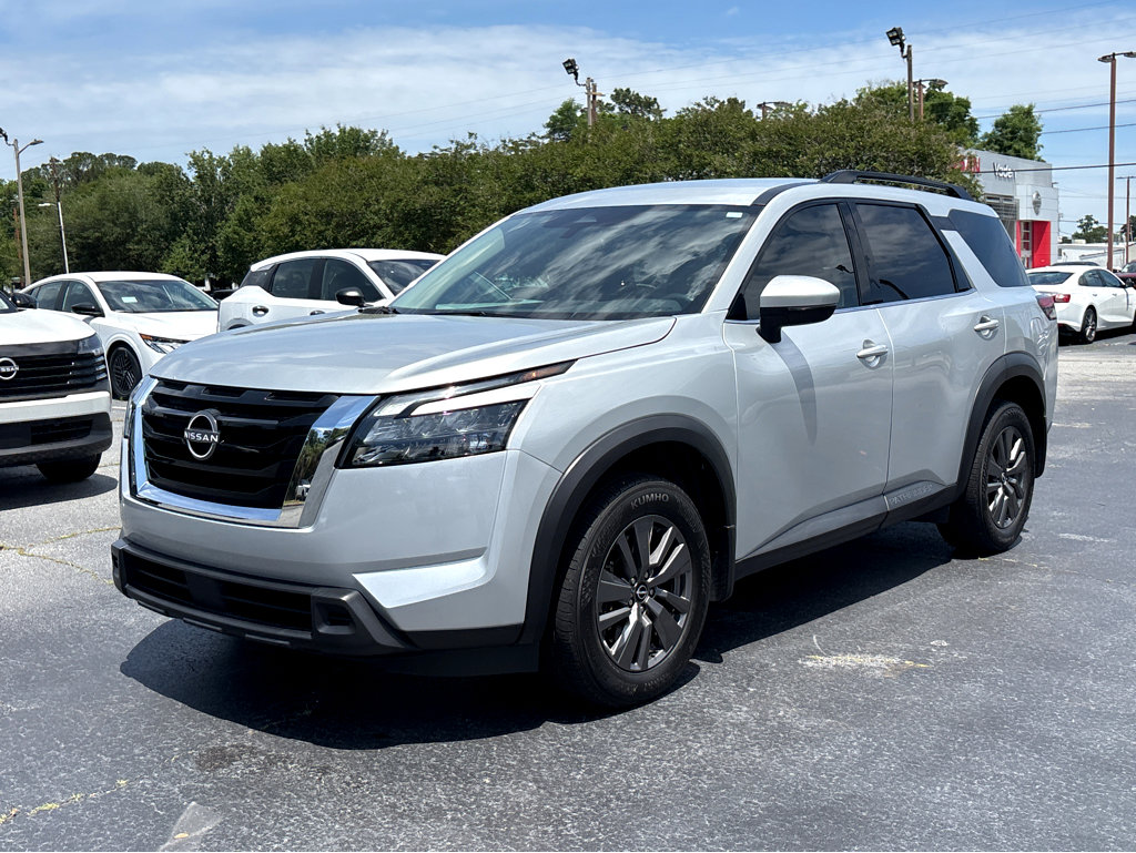 Used 2024 Nissan Pathfinder SV FWD image 3