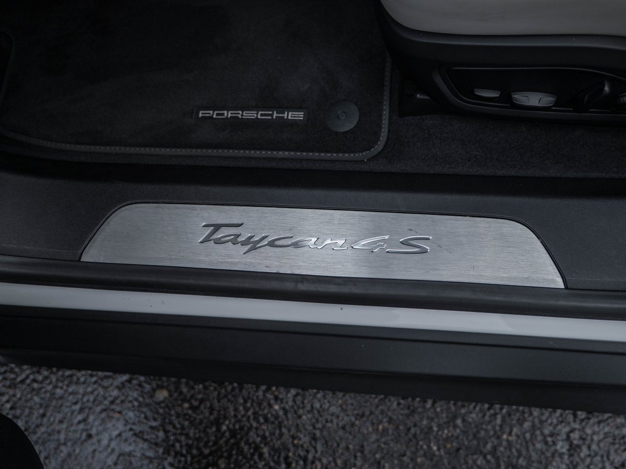 Used 2020 Porsche Taycan 4S image 24