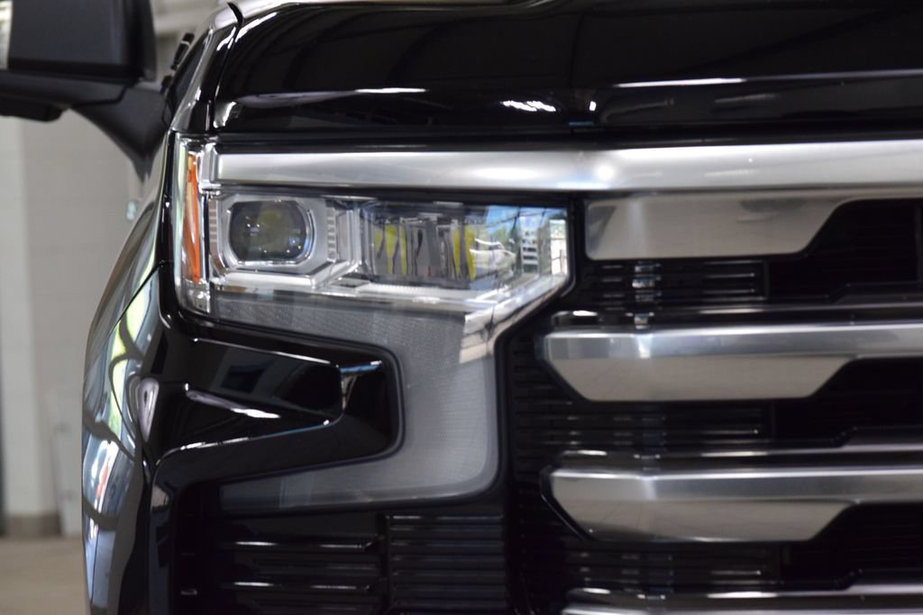Used 2024 Chevrolet Silverado 1500 High Country w/ Technology Package AWD/4WD image 12