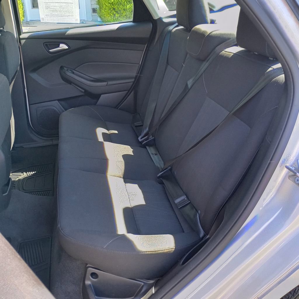 Used 2018 Ford Focus SE w/ Cold Weather Package FWD image 18
