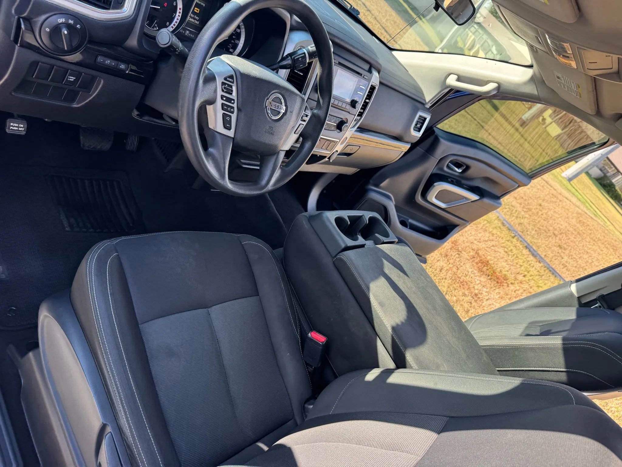 Used 2018 Nissan Titan SV image 12